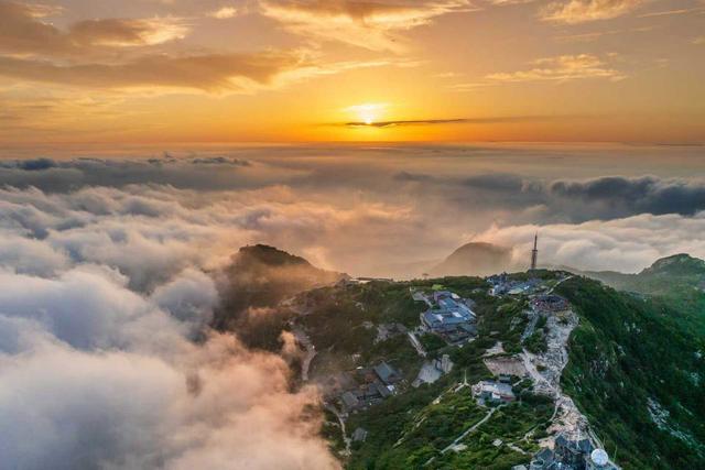 雨洗岱宗日初升 浩渺烟波醉苍穹