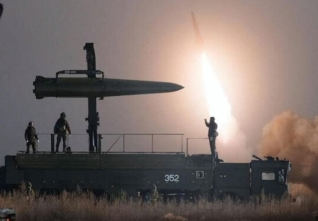 油轮被扣48小时	，普京疯狂报复！特朗普认怂，已下令释放俄船员