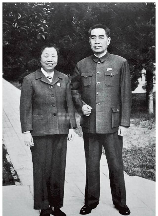 李鹏总理有多帅？1965年和两个儿子的合影	，他长相出众，气质不凡