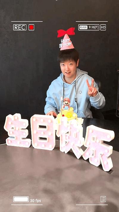 莎莎晒出和爸爸妈妈的合照，还有生日视频和烟花，好幸福哦