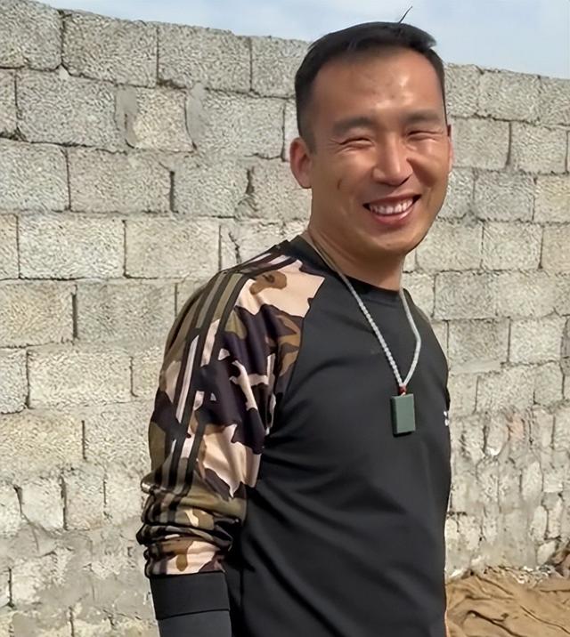 宣布退网！中国男子在巴铁8年，花千万扶贫，妻儿出事后无奈回国