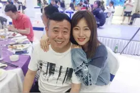 潘长江女儿成功躲过父亲的基因，而她儿子却中招，隔代遗传真神奇图片