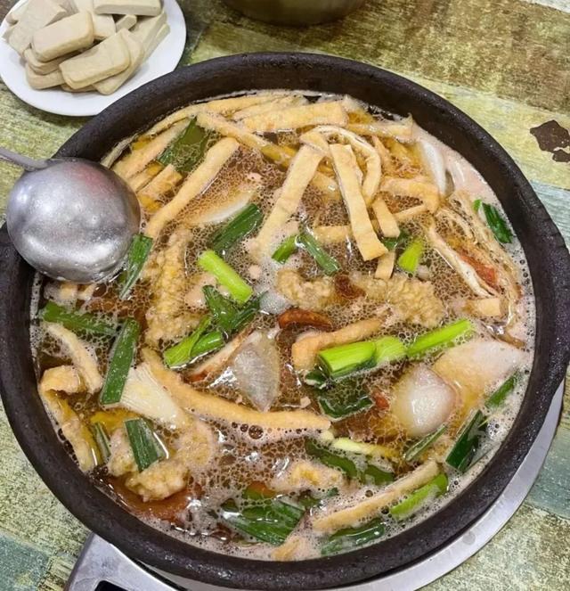 比六盘水冷！比贵阳香！新挖18℃小县城，草海湖泊美若仙境！碳水王国20元吃火锅！