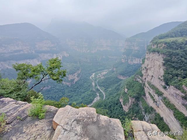 走遍石板岩之上坪菜家岩——北太行天路俯观桃花谷停车场最佳地
