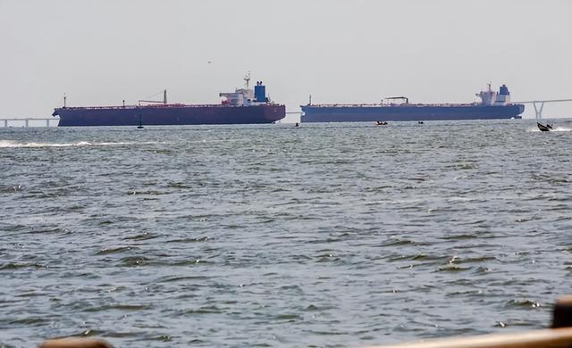 不到24小时，美国扣第3艘油轮	，但碰上刺头，双方爆发海上追逐战