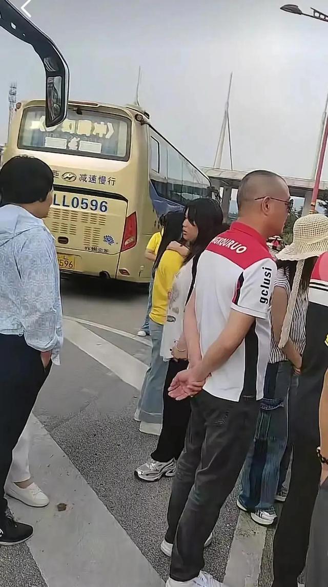 欺人太甚！私人订制旅游团与司机起争执，将129名游客甩到服务区