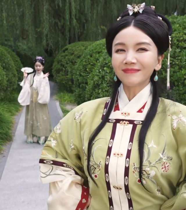 与陈思诚恋爱，和富豪老公闪婚闪离，41岁独自抚养女儿的她成赢家