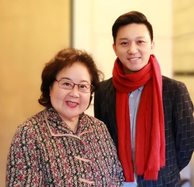 发誓永不回国？她带领30名演员选择留美，如今年过花甲归来