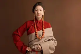 锅庄舞美女——苏拉图片