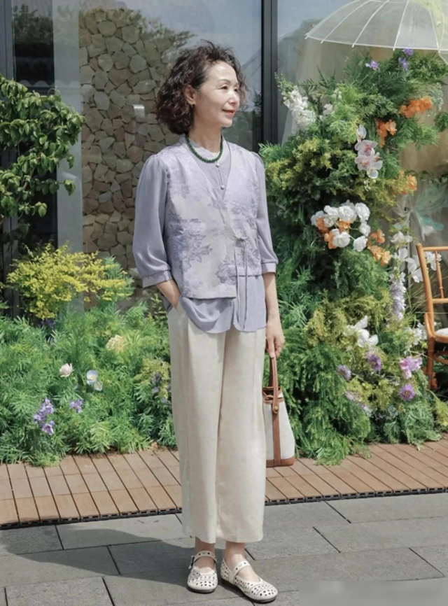 这是我见过最有气质的妈妈：63岁个子不高却端庄，穿衣更优雅贵气