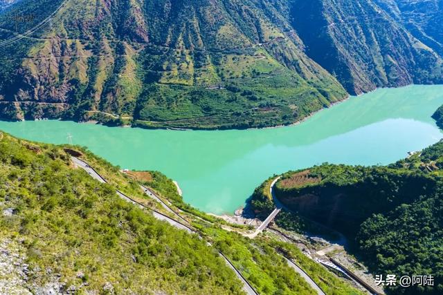 独立悬崖之巅,俯瞰壮美金沙江,尽情领略其“如玉”的一面