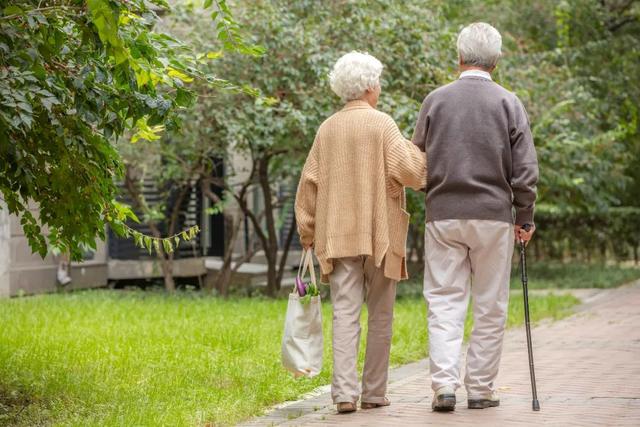 走路出现这4种迹象，寿命可能长不了！第二个太危险，别不当回事