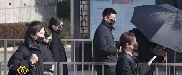 唐嫣穿黑色大衣出席公公的葬礼：罗晋和她互动正常，傅程鹏来帮忙
