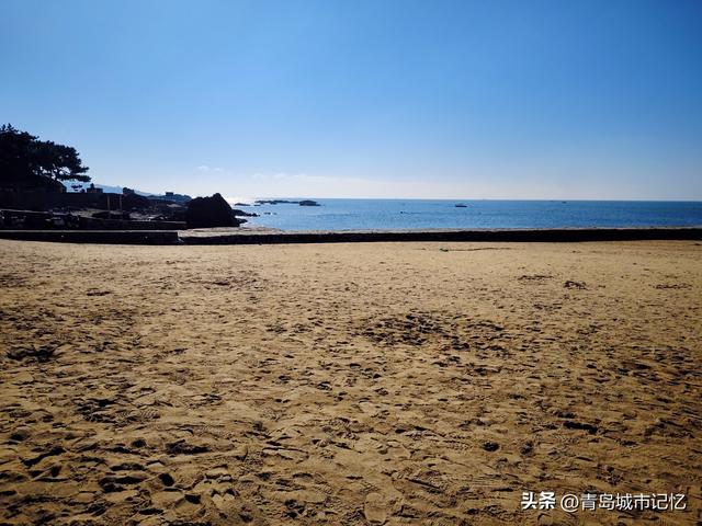 青岛海水浴场的一座凉亭，毛主席曾在此主持召开中央最高级别会议