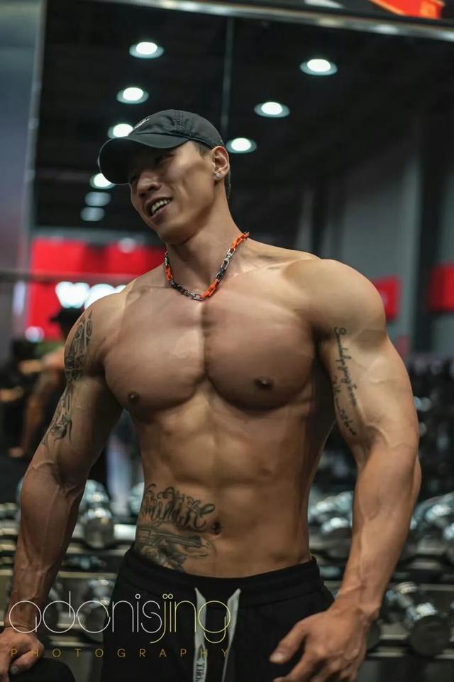 身高187的健身肌肉男网红，野外写真秀身材颜值，简直绝绝子