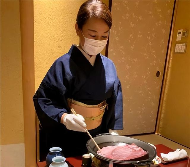 安徽小伙到日本开餐厅年入百万，娶小7岁美娇妻，定居日本23年