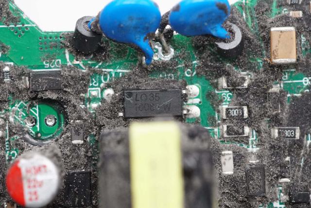 非大型切割机搞不定这大块头！九号1080W ebike新国标充电器拆解
