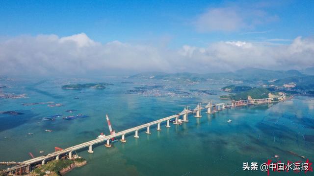 宁上高速关键控制性工程东吾洋特大桥主墩成功合龙