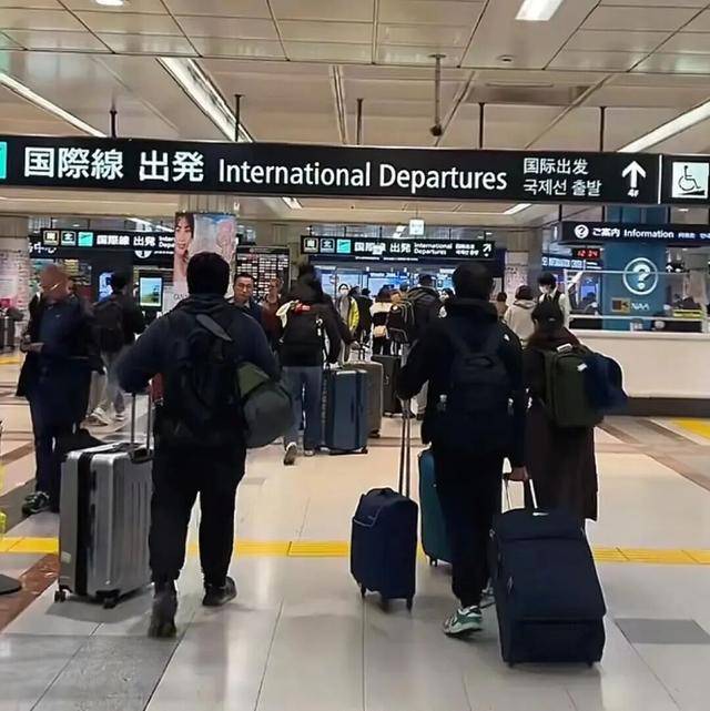 “中国游客锐减！”日本中文导游讲述当地旅游现状：大型旅行团几乎取消，酒店民宿受到冲击