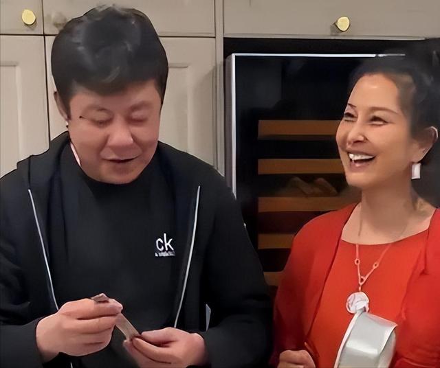 中国赚钱美国花？老戏骨祖孙三代	，在美奢华享乐过上人上人生活