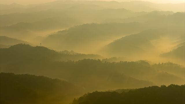 山叠嶂，雾缭绕