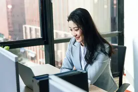 女儿月薪上万，我住院让女儿出钱，报销3万都给儿子，有错吗？图片