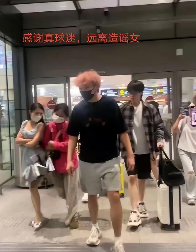 贴身尾随王楚钦女子已社死，知情人曝光身份，45岁仍单身目的不纯