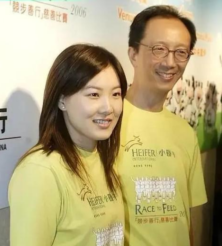 伏明霞24岁嫁50岁百亿富翁，如今丈夫七旬、儿子才21：她后悔不？