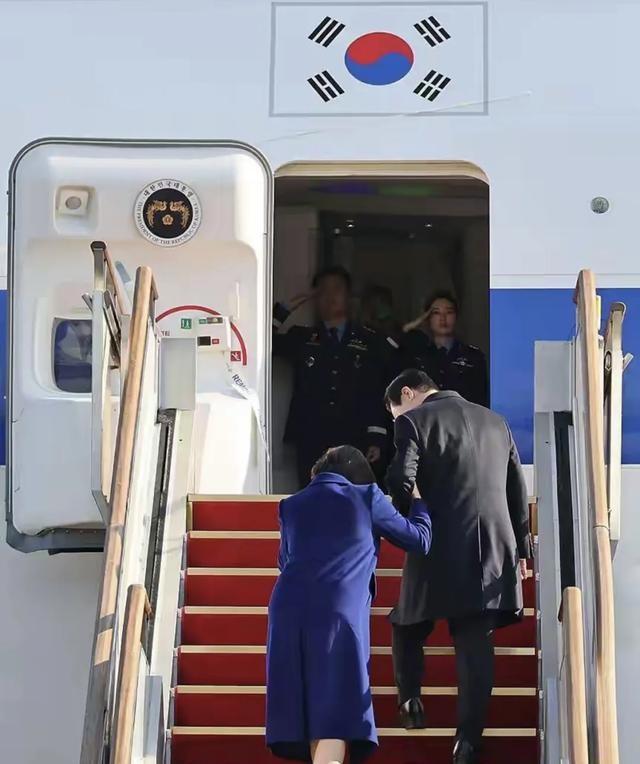 零下北京，她光腿穿大衣！韩国第一夫人访华首秀	，手挽李在明幸福