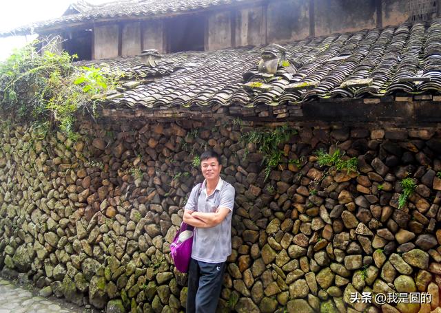 合璧：穿越古今：轻舟荡破一湖月，瘦马踏残千嶂烟。横批：走向你