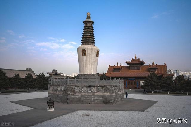 大同法华寺的白塔倾斜着，东南邑酒吧里音乐悠扬，2万步穿越古城