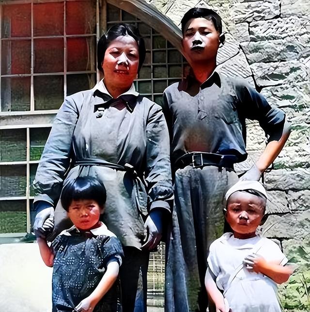 1997年，李鹏总理全家在玉泉山游玩	，难得团聚，女儿女婿罕见出镜