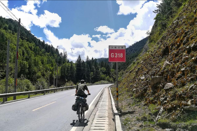 中国最凄美的公路！数万人十年建独库公路，为何每年封闭8个月？