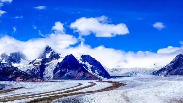 冰川秘境！探访来古冰川群：蓝冰洞、冰塔林，纯净如外星世界