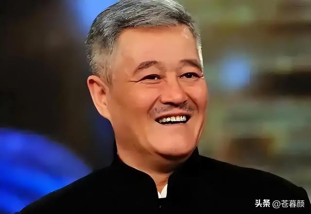 有钱有什么用？68岁赵本山近况曝光，三人打伞伺候，女儿是心头病