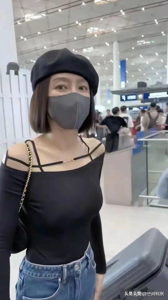 秦岚在机场被偶遇，身材管理绝了，平坦小腹，小蛮腰太好看了