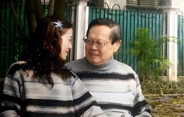 翁帆也没想到，丈夫杨振宁去世后，竟因生前一个举动再次口碑暴涨