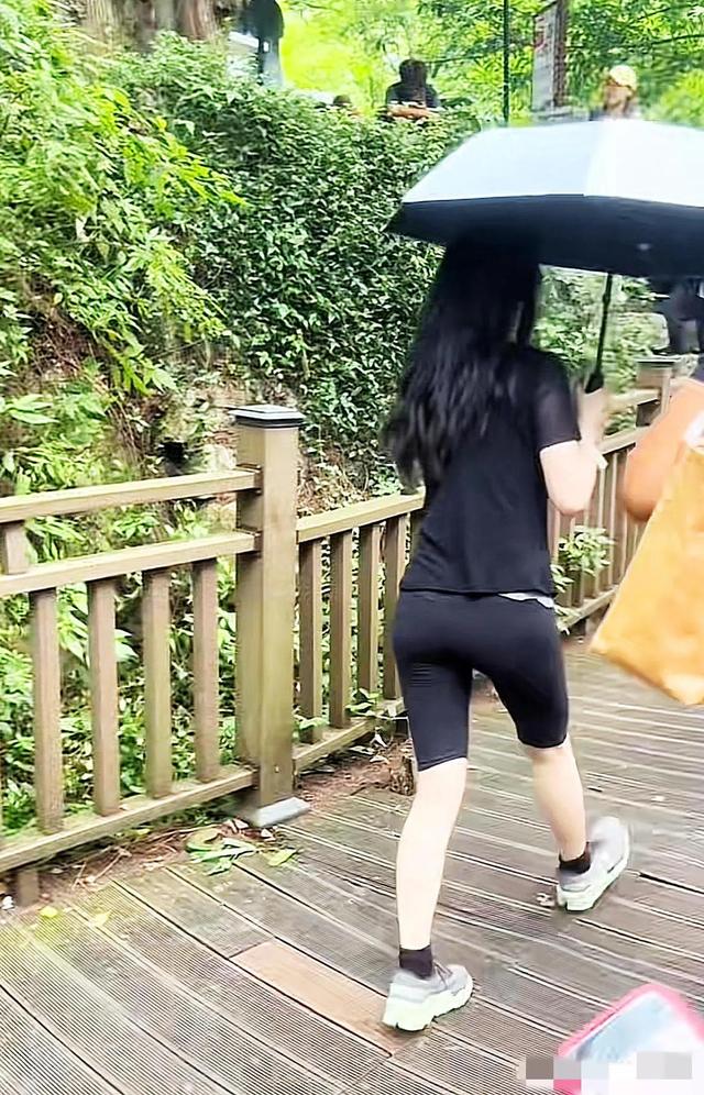 36岁景甜现身公园拍戏，皮肤白皙身材曲线明显，紧身裤更是加分项