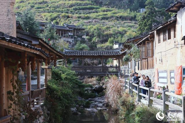 冬日里的宁德古村：红柿映古厝