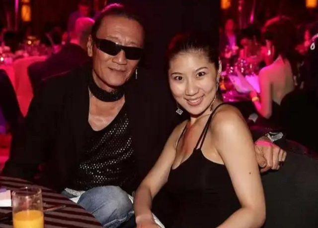 被谢贤养了12年，用青春换来2000万的Coco，已经走上了另一条道路