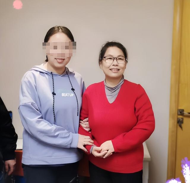 她是中国模范月嫂	，月薪3万农村出身，能听懂婴语，明星抢着用她