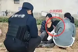 王爸爸怀疑存在帮凶，带律师进行挖坑实测，手掌磨红两小时挖不完图片