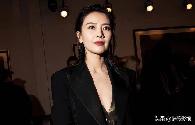 40多岁的她，开始走性感路线了？透视黑纱、性感诱惑，变化太大！