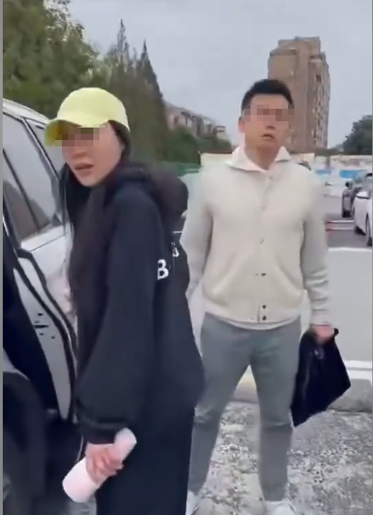 女子偶遇老公陪小三产检，薅其头发泄愤，老公身份被扒，网友气炸