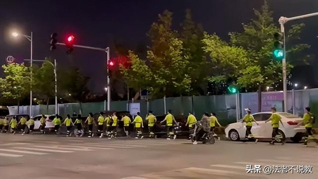 辽宁暴走团阻碍3辆救援车通行，警方回应，央媒：这不是素质问题