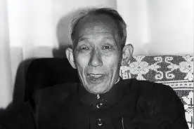 1975年战犯文强被特赦，周总理躺在病榻上接见：为何不早写悔过书图片