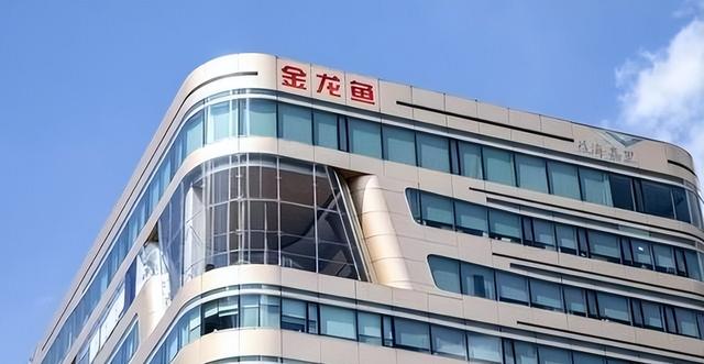 新加坡总理公开支持高市后，被罚18亿账单的金龙鱼	，凉得更快了