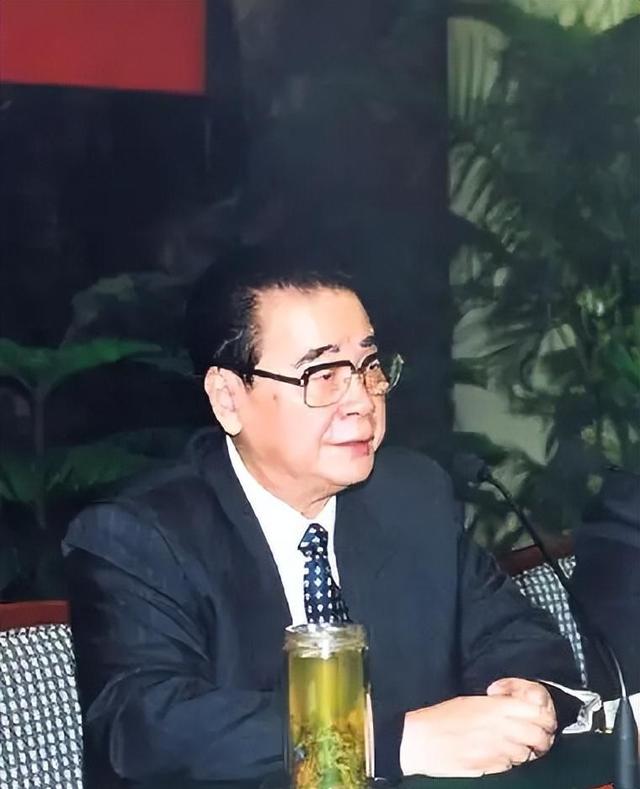老同志为啥集体反对李鹏当部长？陈云拍桌子：年轻人上不来咋整！