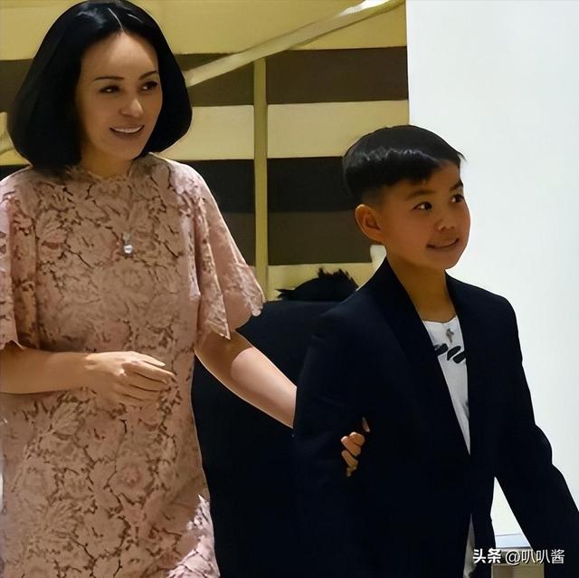 畸形的爱有多离谱？喂奶12年、同床入睡15年、跟儿子拍婚纱照