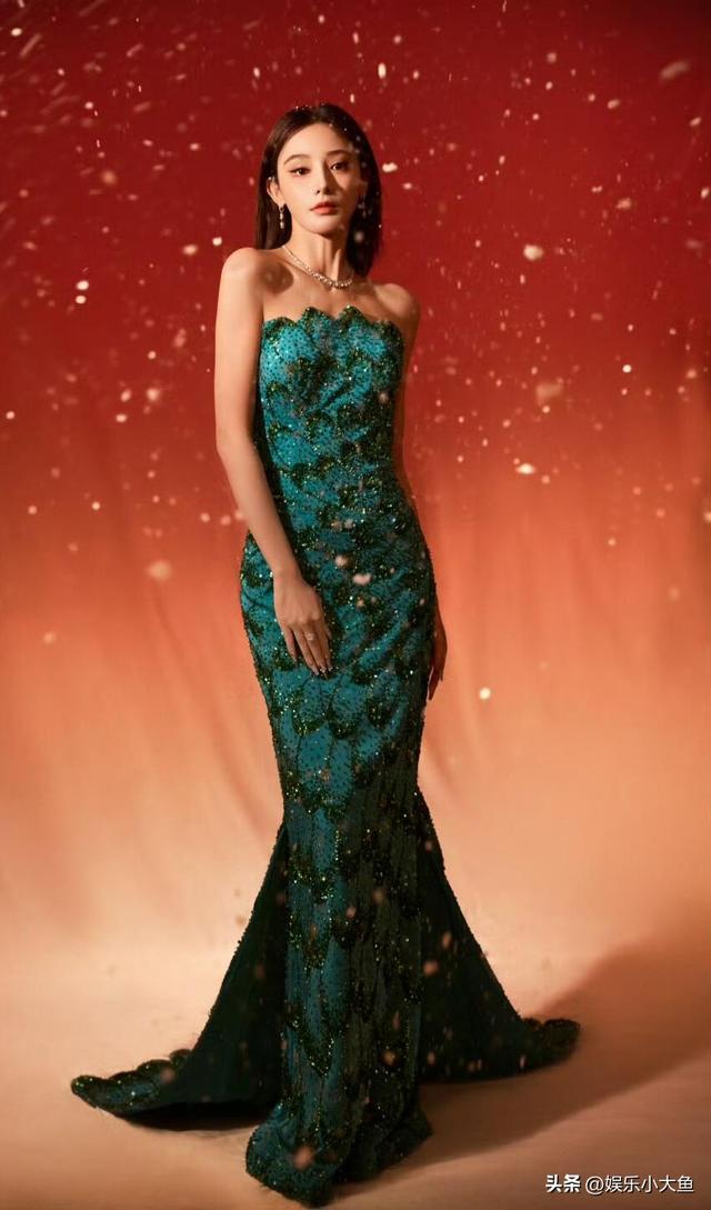 彭小苒出席搜狐时尚盛典活动	，穿挂脖深v露背纱裙走红毯性感妩媚